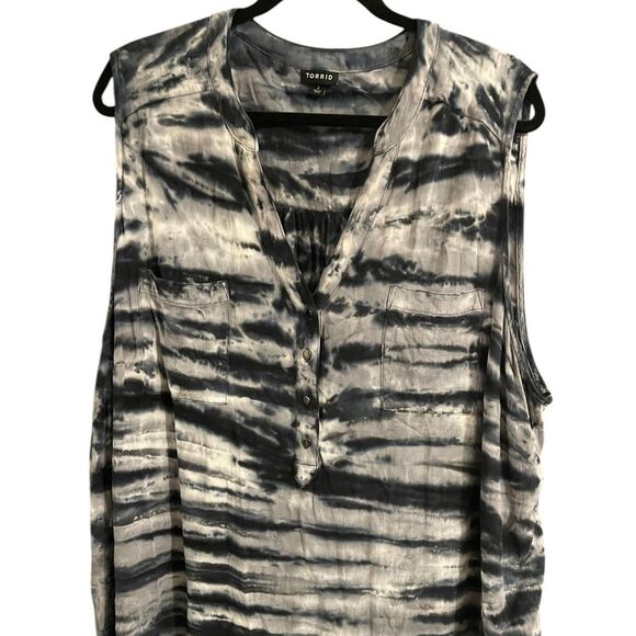 Torrid Women's Black and White Sleeveless Blouse - Picture 2 of 5